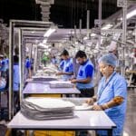 Pracownicy fabryki odzieży przy stanowiskach kontroli jakości