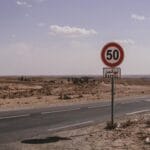 Pusta droga w Tunezji z ograniczeniem prędkości do 50 km/h