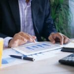 Mężczyzna w biurze analizuje dane finansowe na tablecie