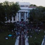 Tłum mieszkańców przed ratuszem podczas protestu w centrum miasta