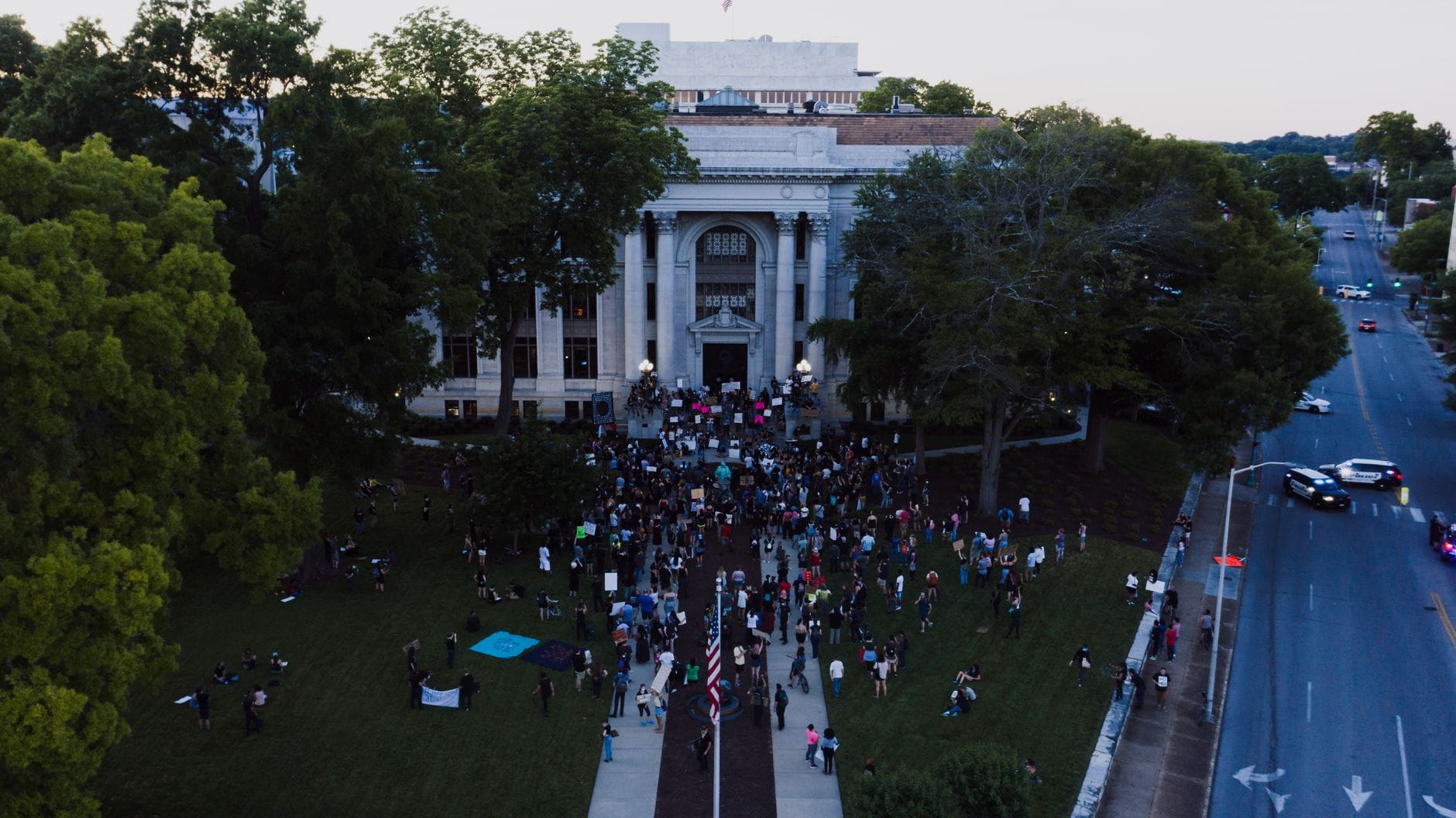 Tłum mieszkańców przed ratuszem podczas protestu w centrum miasta